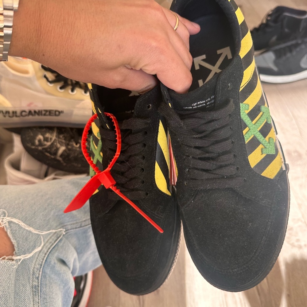 Off white sneakers size 43 hardly worn just sat in the closet